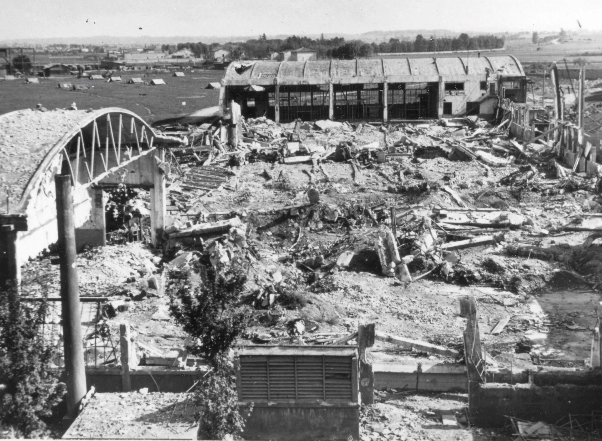 Avril 1944. L’aérodrome de Bron après le bombardement 2.