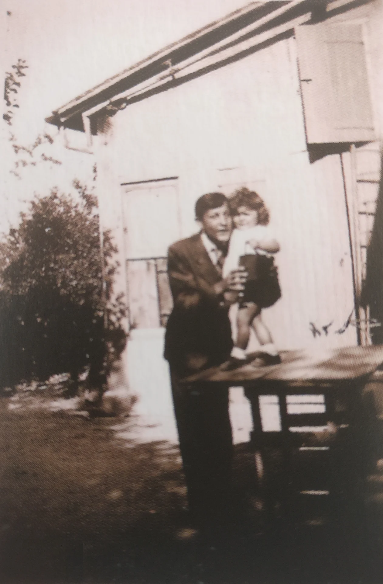 Avril 1944. Pierrot avec sa petite sœur Marie-Thé dans le jardin de Vaulx-en-Velin.
