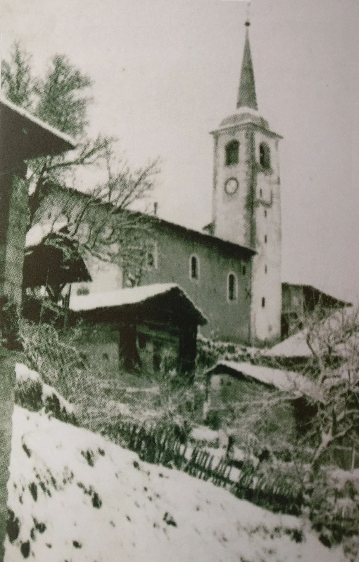Décembre 1943. Eglise de granier en 1944 avec son ancien clocher détruit par un incendie en 1949.