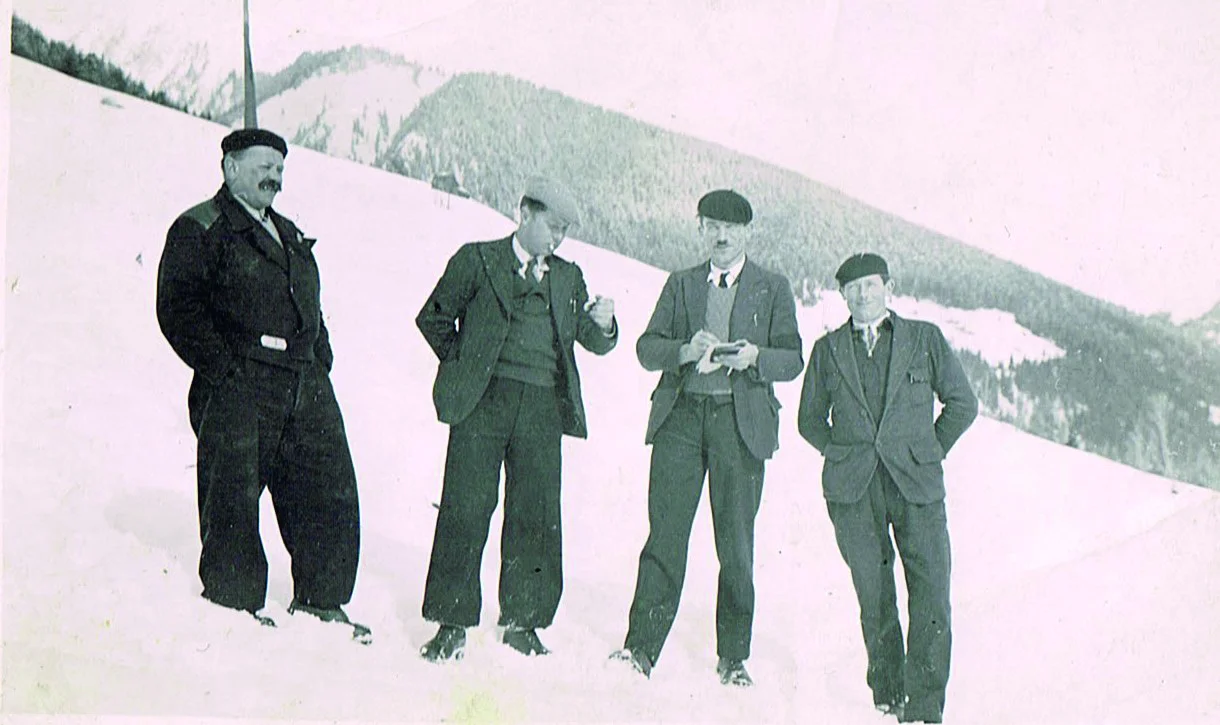 Janvier 1944. Le concours de ski. Au chrono à droite Joseph Duc et François Collomb.