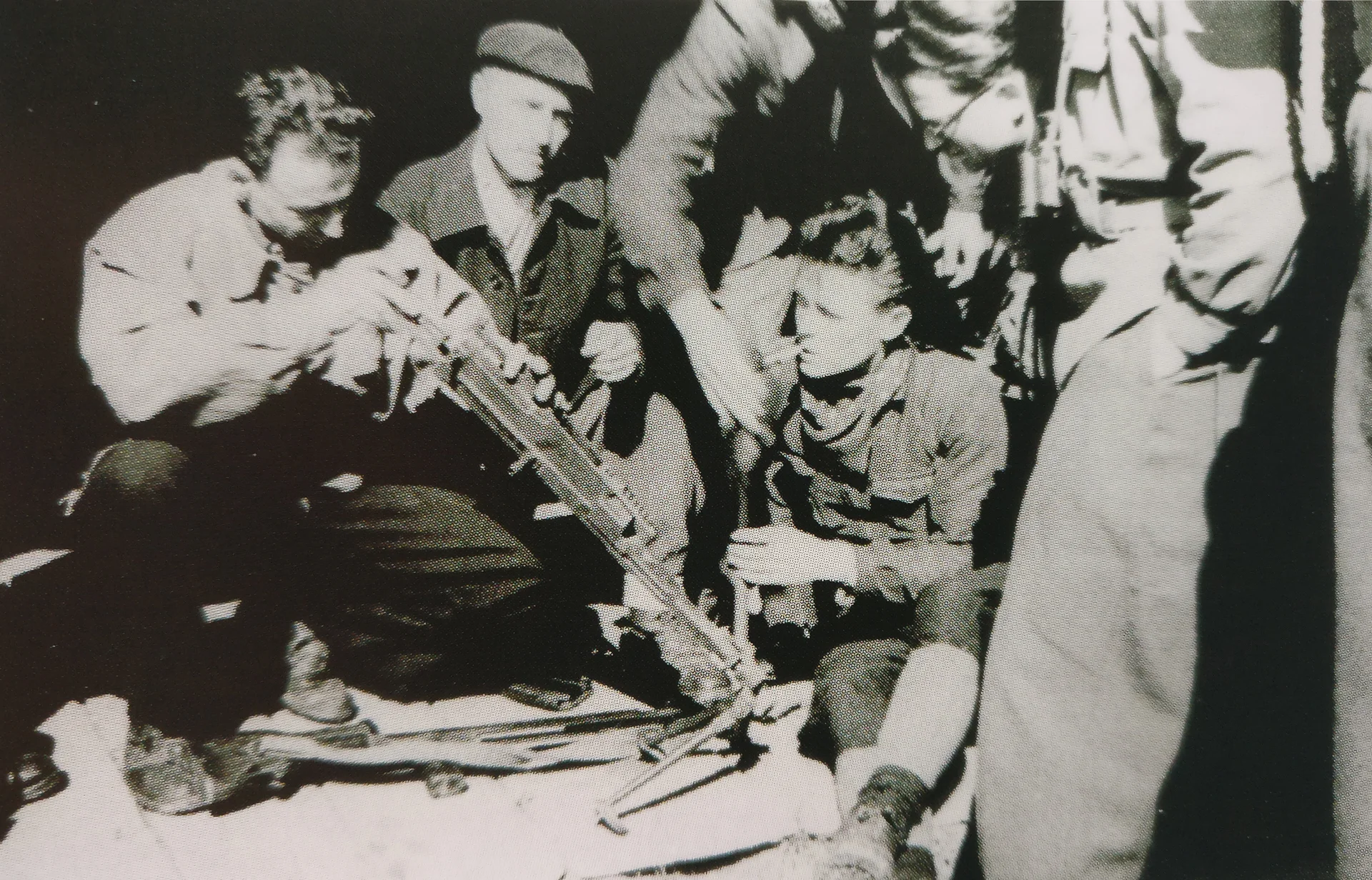 Juillet-août 1944. Instruction au maniement des armes après le parachutage des Saisies.