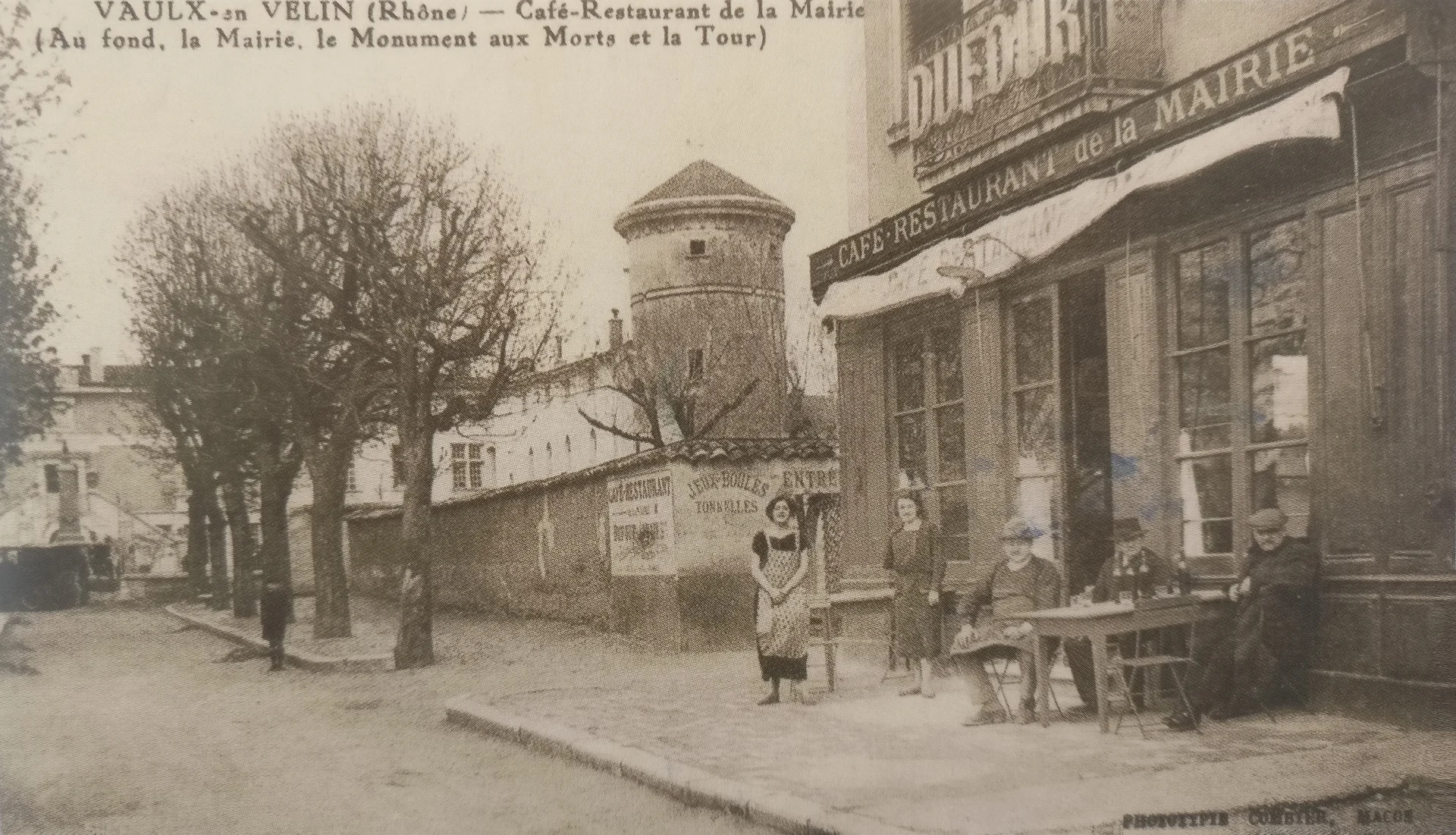 Octobre 1943. Le centre de Vaulx-en-Velin dans les années 30, l’école et la tour ronde.