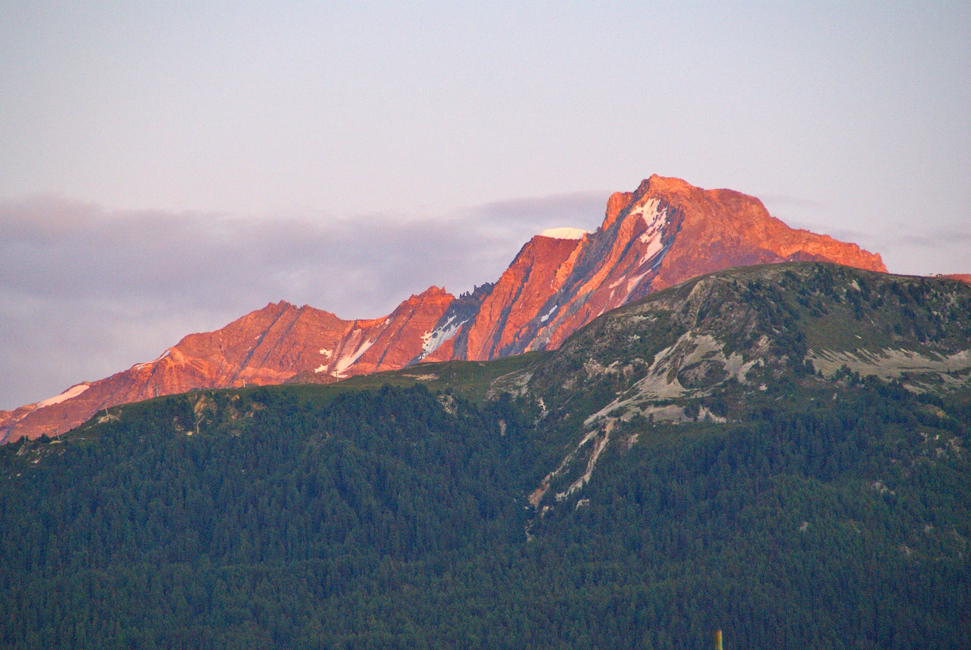Paysages en été. Massif du Mont-Pourri au couchant.